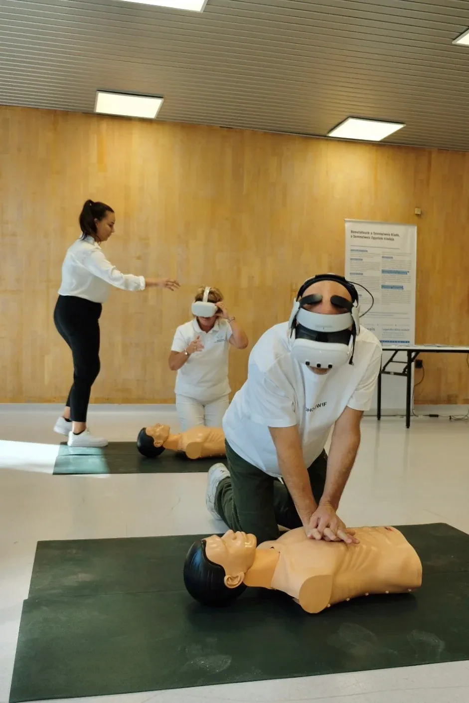 Parallele VR-CPR-Übungen an physischen Trainingspuppen